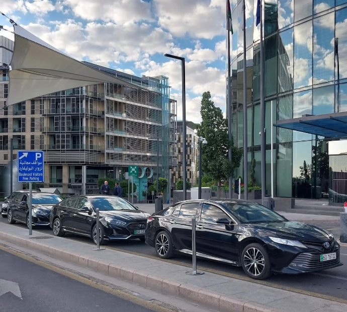 تويوتا كامري 2025 هايبرد - خدمة سيارات خاصة فاخرة في الأردن