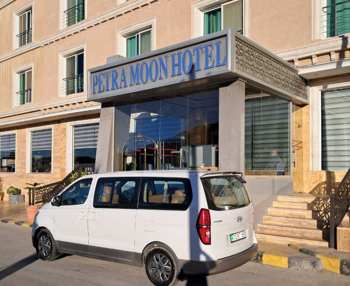 خدمات نقل فاخرة من وإلى فنادق البتراء - خدمات نقل وإقامة لكبار الشخصيات في الأردن