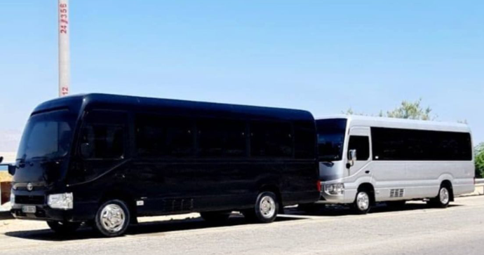 حافلة سياحية فاخرة - رحلات عائلية وخدمات نقل من وإلى المطار في الأردن