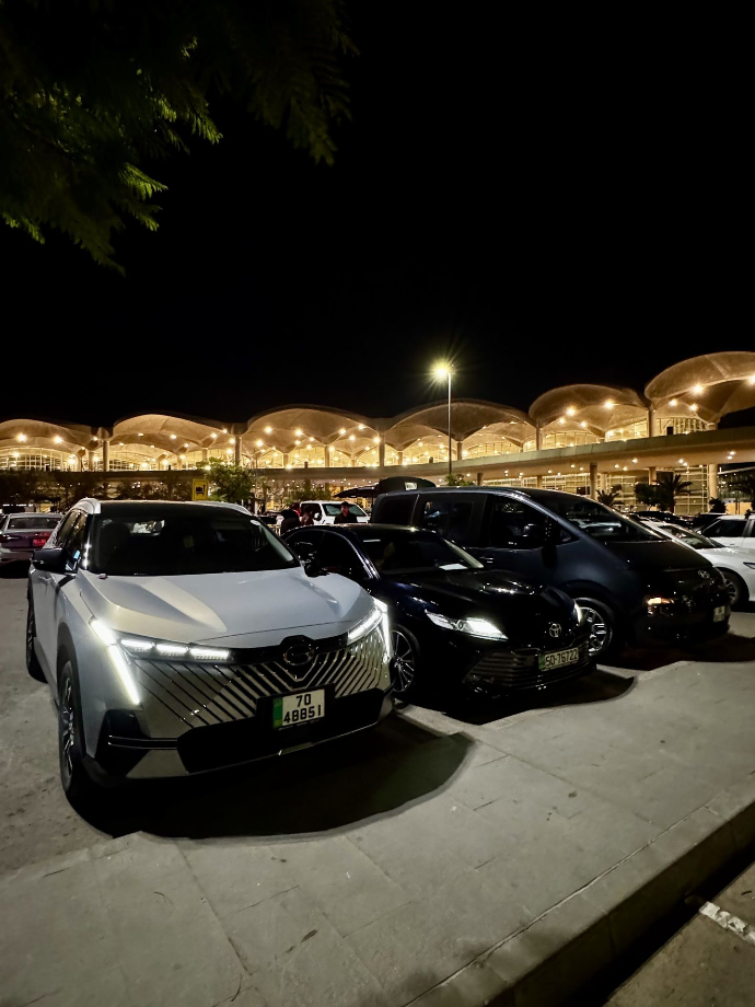 تويوتا كامري 2025 هايبرد - خدمة سيارات خاصة فاخرة في الأردن