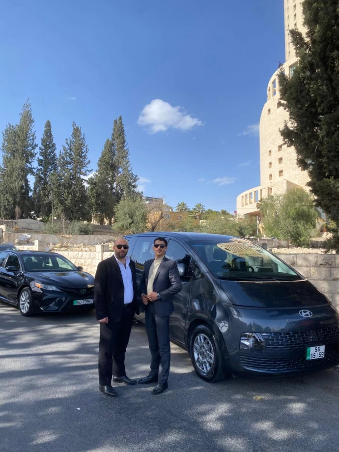 تأجير سيارات في الأردن | أفضل الأسعار وأسطول حديث في مطار الملكة علياء. هل تبحث عن تأجير سيارة في الأردن؟ نقدم خدمات تأجير سيارات موثوقة في عمّان ومطار الملكة علياء. أسطول حديث، تأمين شامل، ودعم على مدار الساعة. احجز سيارتك اليوم! استمتع بجمال الأردن مع خدمات تأجير السيارات المميزة لدينا. نوفر مجموعة واسعة من السيارات الحديثة، من السيارات الاقتصادية للجولات السياحية في عمّان إلى سيارات الدفع الرباعي الفاخرة المثالية لاستكشاف البتراء ووادي رم. نحن متخصصون في تأجير السيارات في مطار الملكة علياء الدولي (AMM)، ونقدم أسعارًا شفافة، وتأمينًا شاملاً، ودعمًا للعملاء على مدار الساعة لضمان رحلة سلسة لا تُنسى.